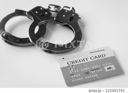 手錠とクレジットカード カード犯罪 特殊詐欺 犯罪イメージ 金融犯罪 違法行為 不正利用 手錠とクレジットカード カード犯罪 特殊詐欺 犯罪イメージ 金融犯罪 違法行為 不正利用 125841741