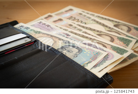 財布から出ていくお金 新紙幣 財布とお札 財布から出ていくお金 新紙幣 財布とお札 125841743
