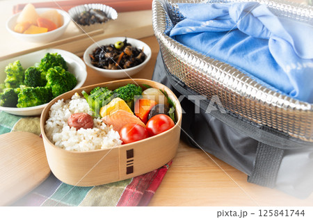 曲げわっぱのお弁当と保冷バッグ　弁当作り　お弁当箱 125841744