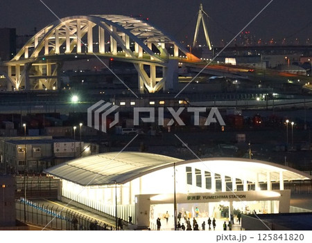 夢洲駅と夢舞大橋の夜景 125841820