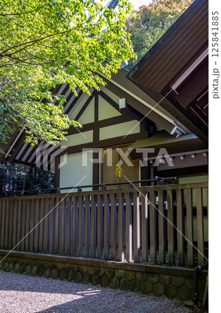 日本三大公園の一つ偕楽園隣接している春の常盤神社本殿 日本三大公園の一つ偕楽園隣接している春の常盤神社本殿 125841885