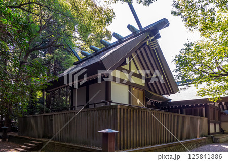 日本三大公園の一つ偕楽園隣接している春の常盤神社本殿 日本三大公園の一つ偕楽園隣接している春の常盤神社本殿 125841886