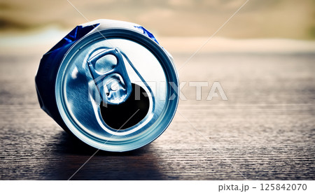 潰れた空き缶のクローズアップ ／ 廃棄物やリサイクルを示唆する環境コンセプト素材 125842070