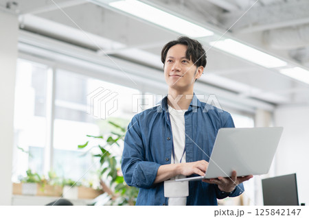 オフィスで仕事する若いビジネスマン 125842147