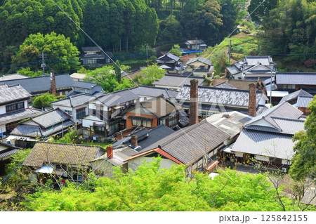 【佐賀県】快晴の伊万里鍋島焼 大川内山の町並み（藩窯坂） 125842155