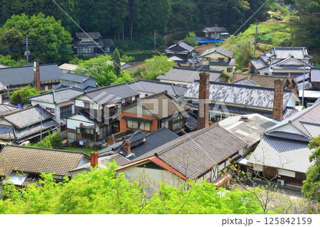 【佐賀県】快晴の伊万里鍋島焼 大川内山の町並み(藩窯坂) 【佐賀県】快晴の伊万里鍋島焼 大川内山の町並み(藩窯坂) 125842159