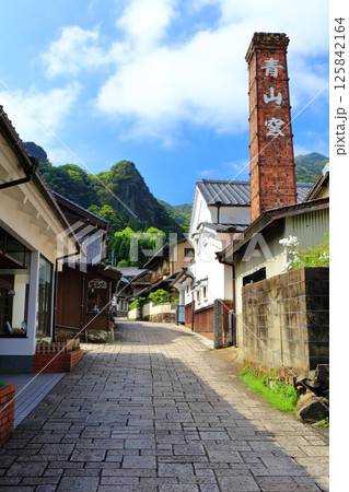 【佐賀県】快晴の伊万里鍋島焼 大川内山の町並み(藩窯坂) 【佐賀県】快晴の伊万里鍋島焼 大川内山の町並み(藩窯坂) 125842164