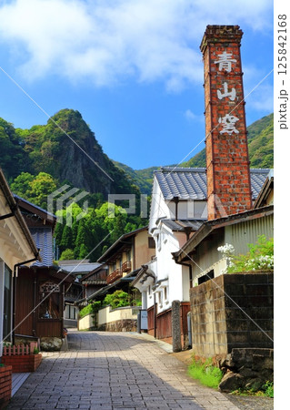 【佐賀県】快晴の伊万里鍋島焼 大川内山の町並み（藩窯坂） 125842168