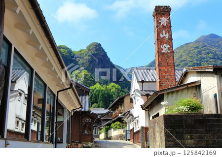 【佐賀県】快晴の伊万里鍋島焼 大川内山の町並み(藩窯坂) 【佐賀県】快晴の伊万里鍋島焼 大川内山の町並み(藩窯坂) 125842169