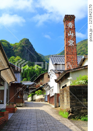 【佐賀県】快晴の伊万里鍋島焼 大川内山の町並み（藩窯坂） 125842170