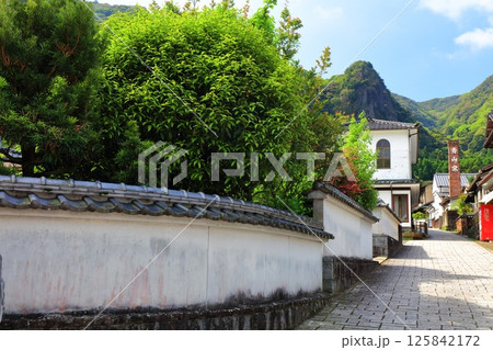 【佐賀県】快晴の伊万里鍋島焼 大川内山の町並み(藩窯坂) 【佐賀県】快晴の伊万里鍋島焼 大川内山の町並み(藩窯坂) 125842172