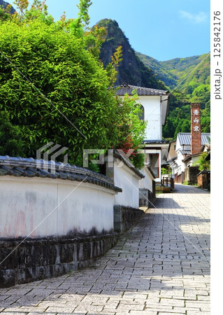 【佐賀県】快晴の伊万里鍋島焼 大川内山の町並み(藩窯坂) 【佐賀県】快晴の伊万里鍋島焼 大川内山の町並み(藩窯坂) 125842176