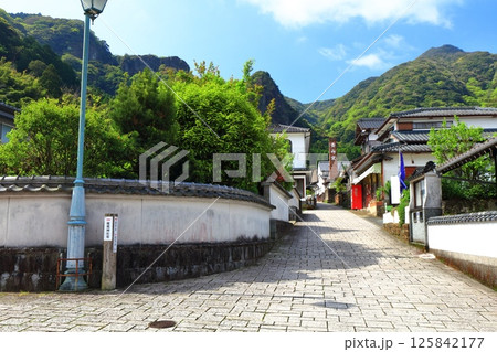 【佐賀県】快晴の伊万里鍋島焼 大川内山の町並み（藩窯坂） 125842177