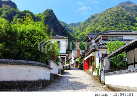 【佐賀県】快晴の伊万里鍋島焼 大川内山の町並み（藩窯坂） 125842181