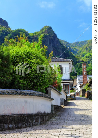 【佐賀県】快晴の伊万里鍋島焼 大川内山の町並み（藩窯坂） 125842182
