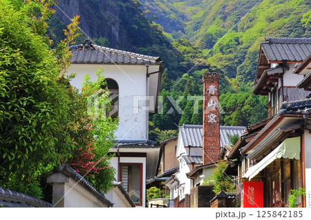 【佐賀県】快晴の伊万里鍋島焼 大川内山の町並み（藩窯坂） 125842185