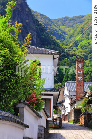 【佐賀県】快晴の伊万里鍋島焼 大川内山の町並み（藩窯坂） 125842186