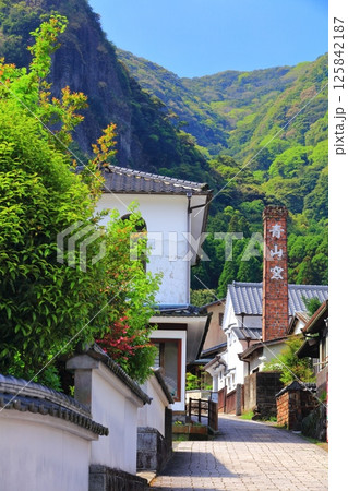 【佐賀県】快晴の伊万里鍋島焼 大川内山の町並み（藩窯坂） 125842187