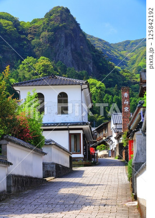 【佐賀県】快晴の伊万里鍋島焼 大川内山の町並み（藩窯坂） 125842192
