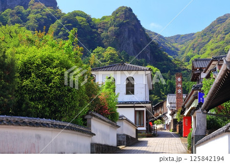 【佐賀県】快晴の伊万里鍋島焼 大川内山の町並み(藩窯坂) 【佐賀県】快晴の伊万里鍋島焼 大川内山の町並み(藩窯坂) 125842194