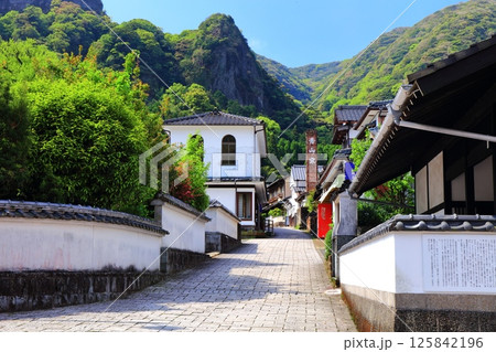 【佐賀県】快晴の伊万里鍋島焼 大川内山の町並み(藩窯坂) 【佐賀県】快晴の伊万里鍋島焼 大川内山の町並み(藩窯坂) 125842196