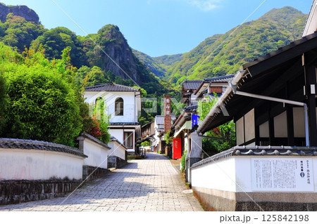 【佐賀県】快晴の伊万里鍋島焼 大川内山の町並み(藩窯坂) 【佐賀県】快晴の伊万里鍋島焼 大川内山の町並み(藩窯坂) 125842198