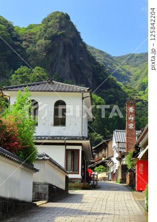 【佐賀県】快晴の伊万里鍋島焼 大川内山の町並み(藩窯坂) 【佐賀県】快晴の伊万里鍋島焼 大川内山の町並み(藩窯坂) 125842204