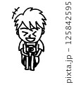 体育座りをして笑うカメラ小僧 125842595