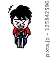 体育座りをして笑うカメラ小僧 125842596