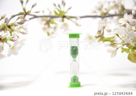 背景素材の砂時計と桜のクローズアップ 125842684
