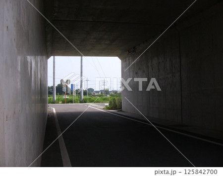 境木島跨線橋には東西を結ぶ連絡通路(2015.7.13) が南と北にあり 今回は南通路から東を望む 境木島跨線橋には東西を結ぶ連絡通路(2015.7.13) が南と北にあり 今回は南通路から東を望む 125842700