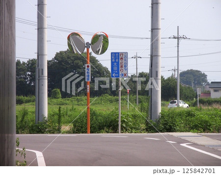 連絡通路東側出入口交通標識(2015.7.13) 自動車は右折して354号に合流不可 左折のみ進行 連絡通路東側出入口交通標識(2015.7.13) 自動車は右折して354号に合流不可 左折のみ進行 125842701