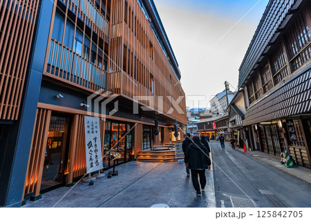 群馬県　吾妻郡草津町　草津温泉　西の河原通り 125842705