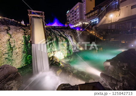 群馬県　吾妻郡草津町　草津温泉湯畑　湯滝の夜景 125842713