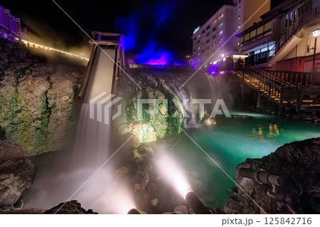 群馬県　吾妻郡草津町　草津温泉湯畑　湯滝の夜景 125842716