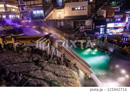 群馬県 吾妻郡草津町 草津温泉湯畑 湯滝の夜景 群馬県 吾妻郡草津町 草津温泉湯畑 湯滝の夜景 125842718
