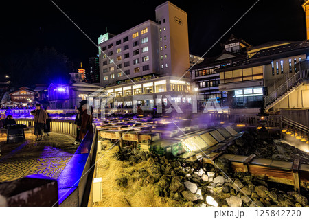 群馬県 吾妻郡草津町 草津温泉 湯畑の夜景 群馬県 吾妻郡草津町 草津温泉 湯畑の夜景 125842720