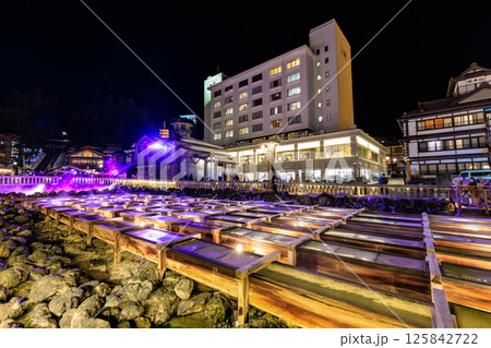 群馬県 吾妻郡草津町 草津温泉 湯畑の夜景 群馬県 吾妻郡草津町 草津温泉 湯畑の夜景 125842722