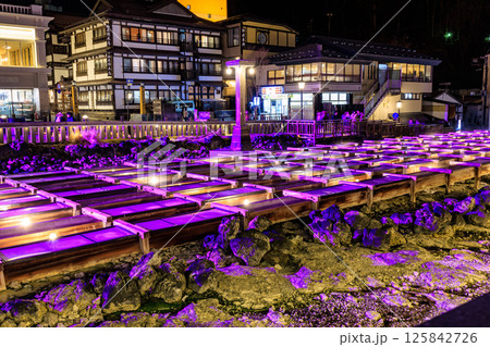 群馬県 吾妻郡草津町 草津温泉 湯畑の夜景 群馬県 吾妻郡草津町 草津温泉 湯畑の夜景 125842726