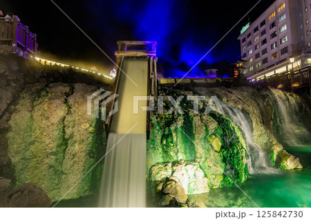 群馬県　吾妻郡草津町　草津温泉湯畑　湯滝の夜景 125842730