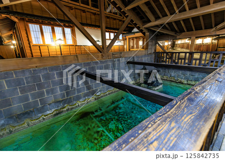 群馬県　吾妻郡草津町　草津温泉　湯路広場にある白旗源泉の夜景 125842735