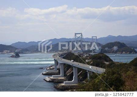 青空と雲と鳴門海峡の海と鳴門海峡大橋と四国の山や街の見える風景 青空と雲と鳴門海峡の海と鳴門海峡大橋と四国の山や街の見える風景 125842777