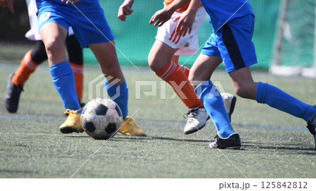 ドリブルするサッカー選手 ドリブルするサッカー選手 125842812