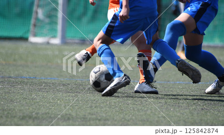 ドリブルするサッカー選手 125842874