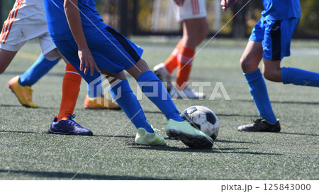 ドリブルするサッカー選手 ドリブルするサッカー選手 125843000