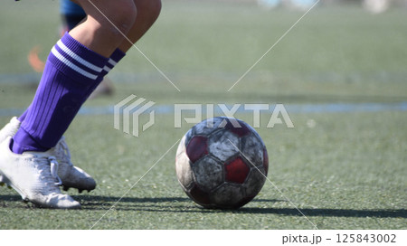 ドリブルするサッカー選手 ドリブルするサッカー選手 125843002