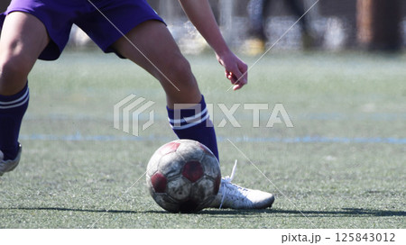 ドリブルするサッカー選手 125843012