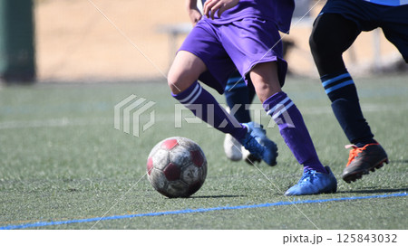 ドリブルするサッカー選手 125843032