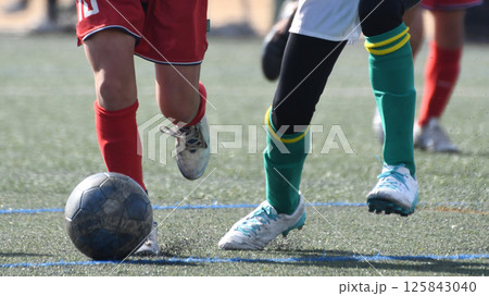 ドリブルするサッカー選手 ドリブルするサッカー選手 125843040