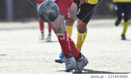 ドリブルするサッカー選手 ドリブルするサッカー選手 125843066